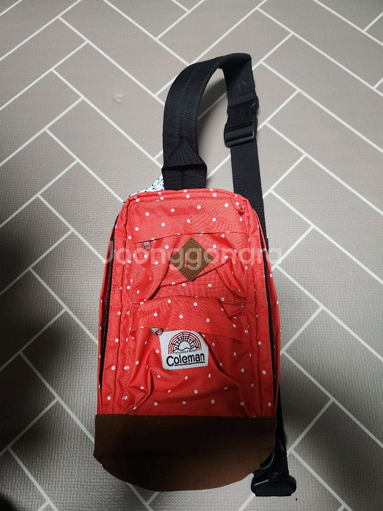 콜맨 C바디 슬링백 핑크도트색--2