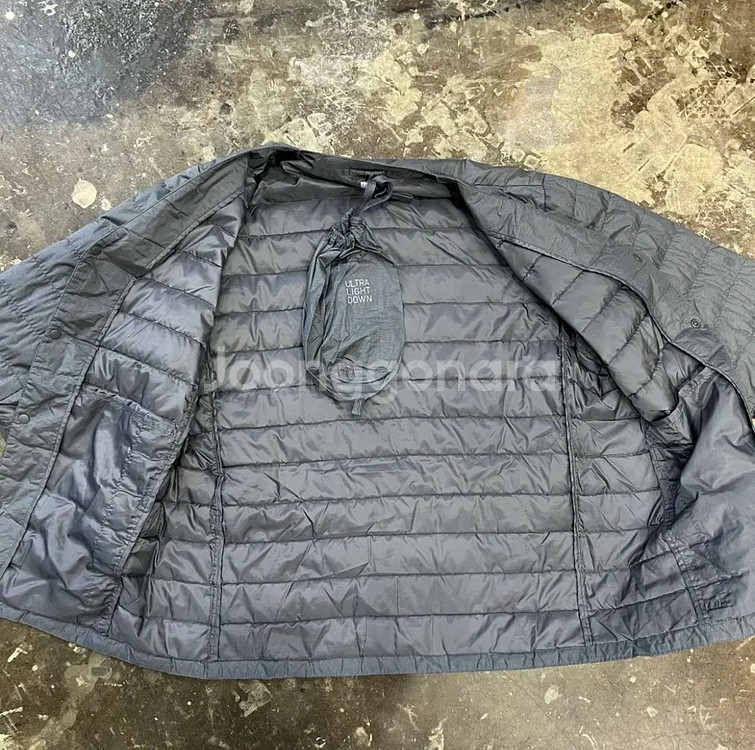 M) 유니클로 브이넥 울트라라이트다운 경량 패딩 점퍼--0