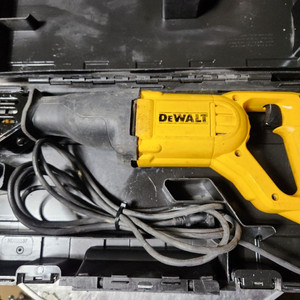 디월트 컷소 DW304PK 4방향 팝니다