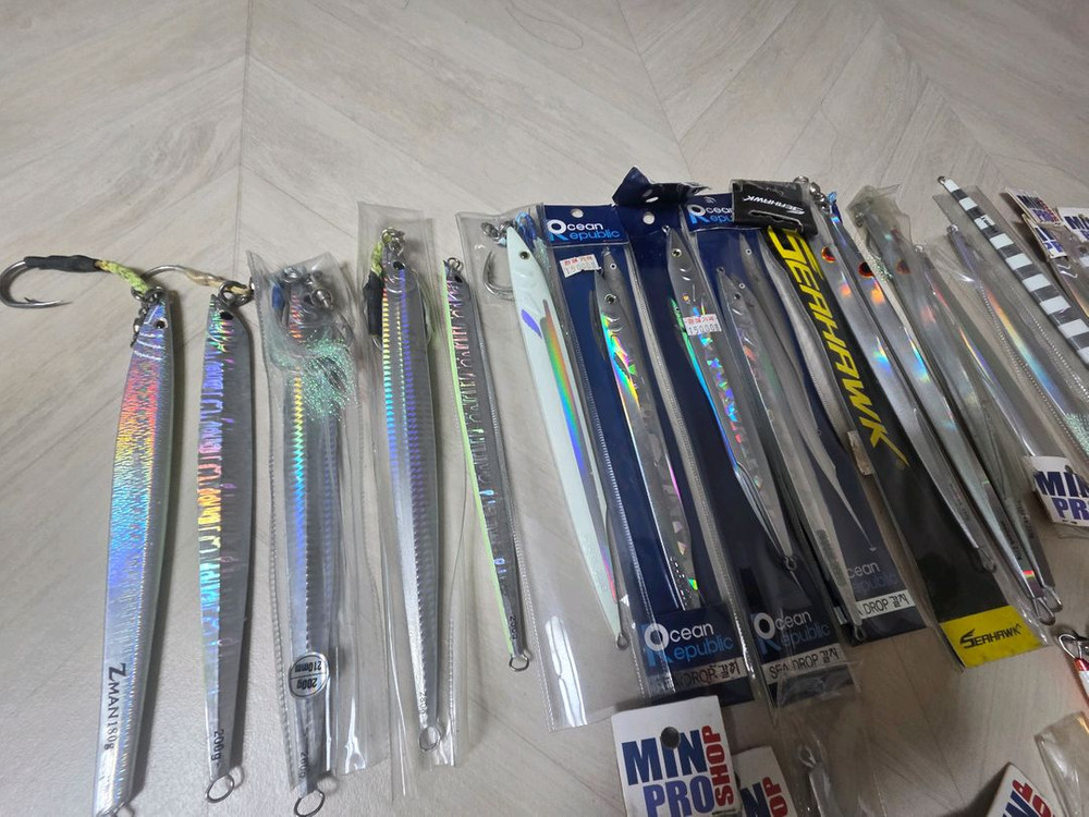 다양한 종류의 낚시 루어 세트(메탈지그,포퍼,펜슬) 이미지