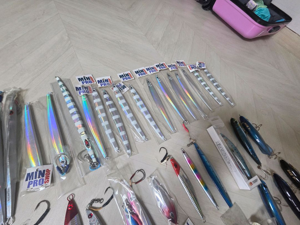 다양한 종류의 낚시 루어 세트(메탈지그,포퍼,펜슬) 이미지