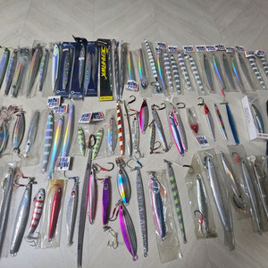 다양한 종류의 낚시 루어 세트(메탈지그,포퍼,펜슬)