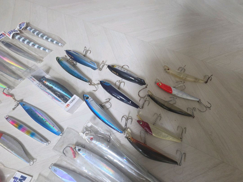 다양한 종류의 낚시 루어 세트(메탈지그,포퍼,펜슬) 이미지