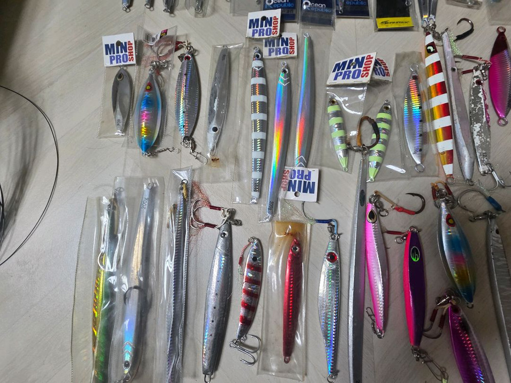 다양한 종류의 낚시 루어 세트(메탈지그,포퍼,펜슬) 이미지