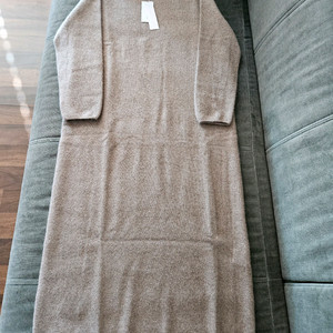 르우 홀가먼트 라쿤 라운드 니트원피스 판매해요