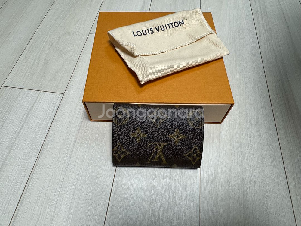 루이비통 모노그램 캔버스 카프스킨 중지갑 마이크로 브라운 (새상품)--1