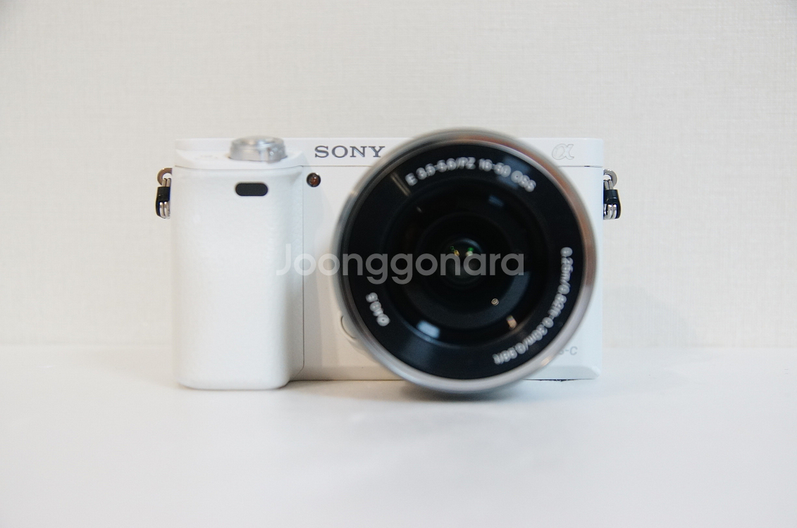 [소니] A6000 화이트 미러리스 카메라팝니다.--1