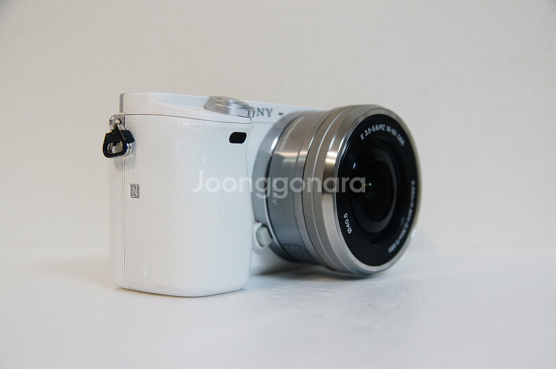 [소니] A6000 화이트 미러리스 카메라팝니다.--2