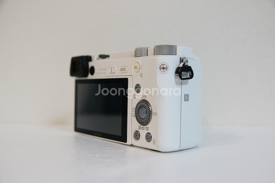 [소니] A6000 화이트 미러리스 카메라팝니다.--3