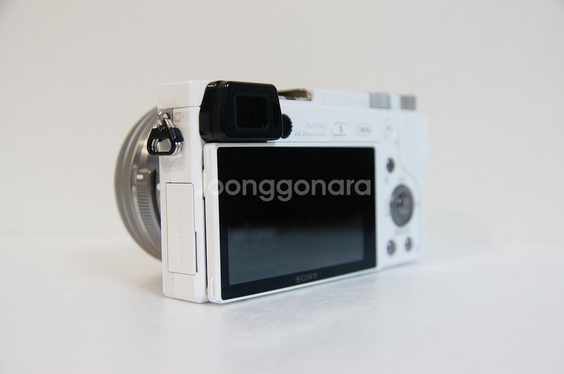 [소니] A6000 화이트 미러리스 카메라팝니다.--5
