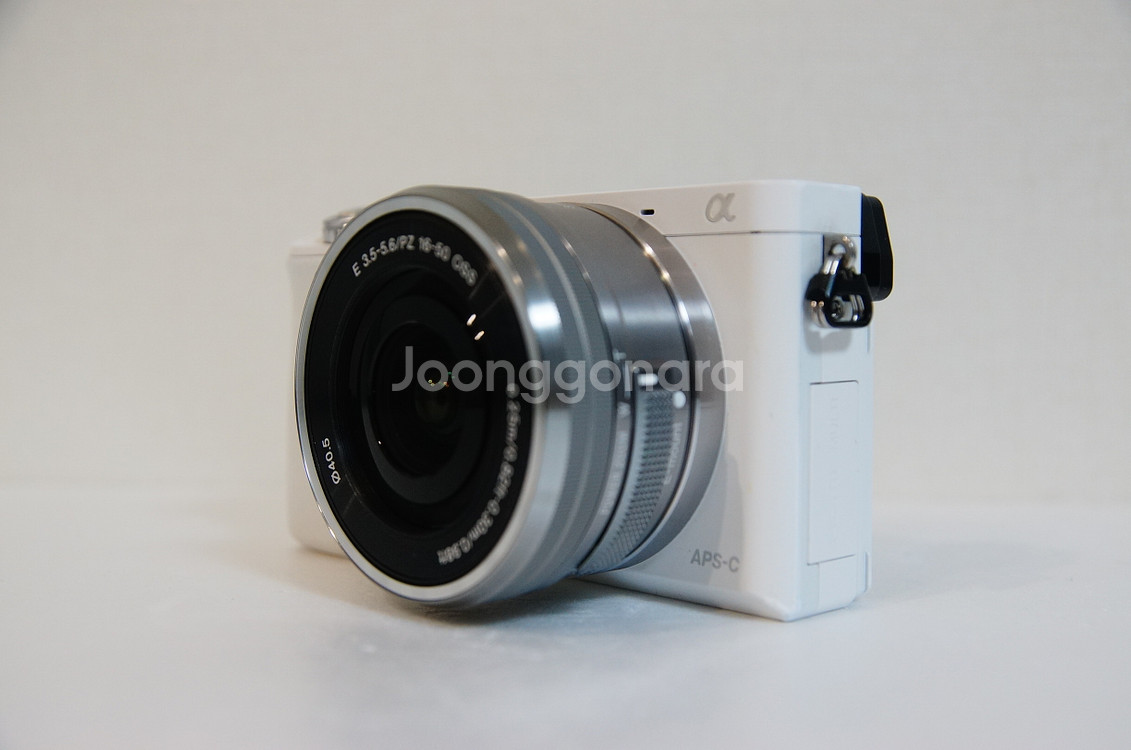 [소니] A6000 화이트 미러리스 카메라팝니다.--6