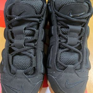 나이키 업템포 로우 285사이즈 팝니다