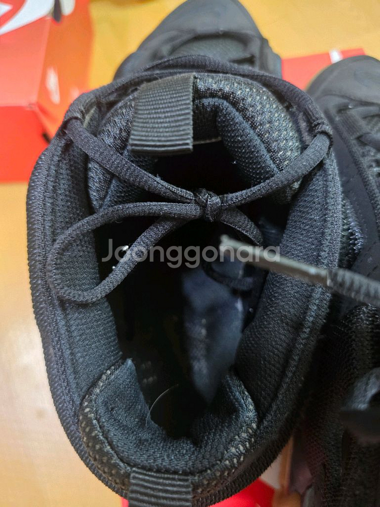 나이키 업템포 로우 285사이즈 팝니다--6