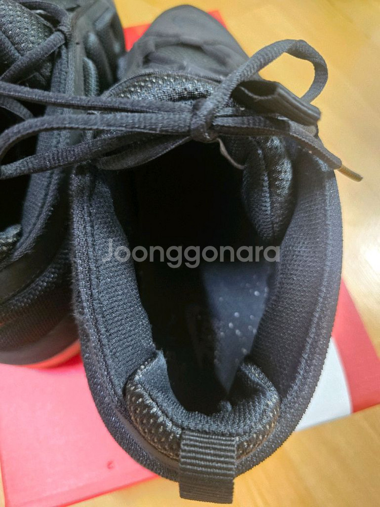 나이키 업템포 로우 285사이즈 팝니다--5