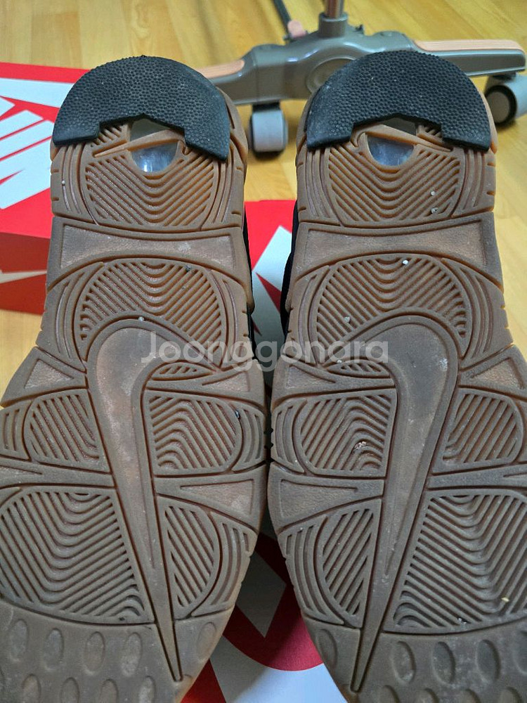 나이키 업템포 로우 285사이즈 팝니다--2