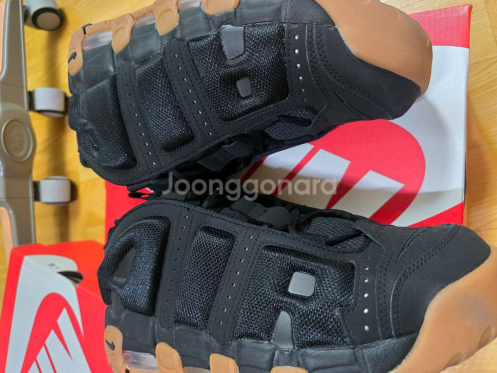 나이키 업템포 로우 285사이즈 팝니다--3