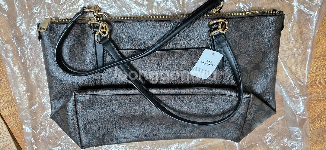 코치 시그니처 숄더백 새상품 팝니다--1