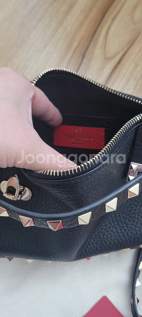 발렌티노 락스터드 크로스백 에눌가능--4