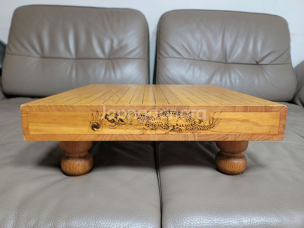 강원도특산품 대룡특산단지 공예품 특허바둑판 고급원목이며 측면 두곳 용무늬 그림 들어가있슴 착점감은 신비자 느낌으로--0