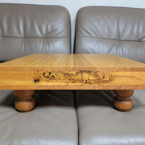 강원도특산품 대룡특산단지 공예품 특허바둑판 고급원목이며 측면 두곳 용무늬 그림 들어가있슴 착점감은 신비자 느낌으로