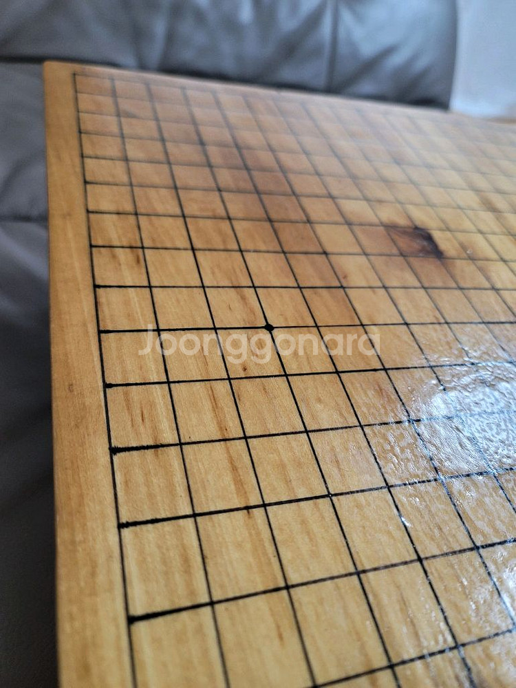 피나무 원목3호 둥근다리 바둑판 41.645.08.120.4 8.5kg한쪽측면 라운딩되어있슴전체면이 니스코팅되어--0