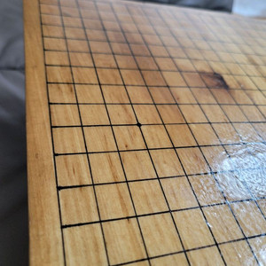피나무 원목3호 둥근다리 바둑판 41.645.08.120.4 8.5kg한쪽측면 라운딩되어있슴전체면이 니스코팅되어