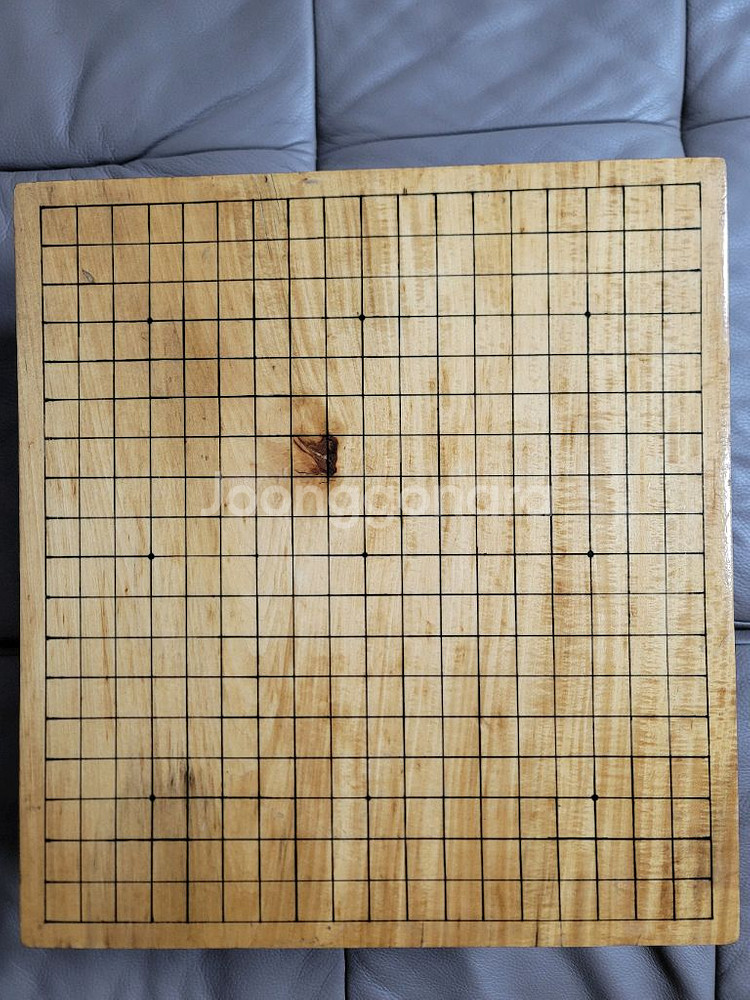 피나무 원목3호 둥근다리 바둑판 41.645.08.120.4 8.5kg한쪽측면 라운딩되어있슴전체면이 니스코팅되어--1