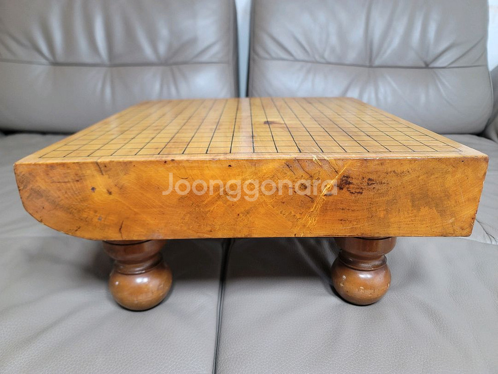 피나무 원목3호 둥근다리 바둑판 41.645.08.120.4 8.5kg한쪽측면 라운딩되어있슴전체면이 니스코팅되어--3