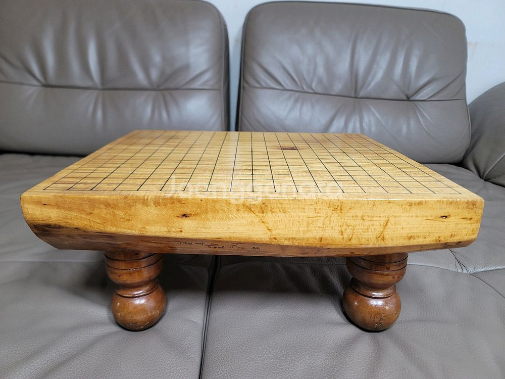 피나무 원목3호 둥근다리 바둑판 41.645.08.120.4 8.5kg한쪽측면 라운딩되어있슴전체면이 니스코팅되어--5