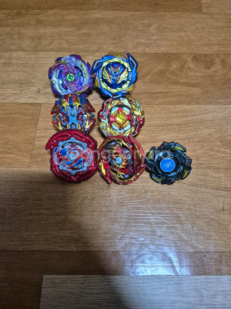 베이블레이드 7개 가격제시로 팝니다. (낱개가능)--0