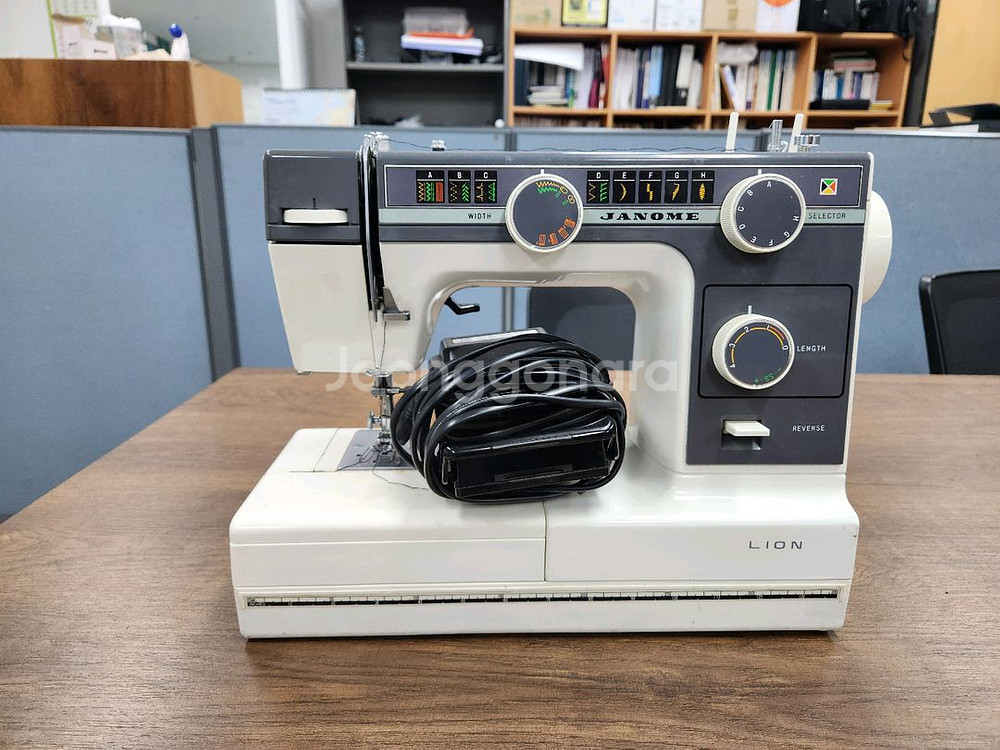 자노메 라이온 미싱 재봉틀 L372 판매(주물미싱) 판매합니다--2
