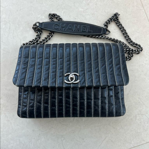 샤넬 네이비 레더 스티치 숄더