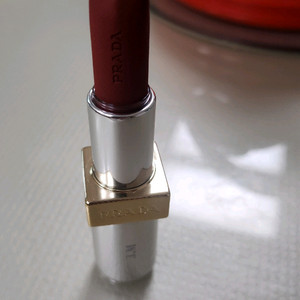 프라다 모노크롬 립스틱 B06