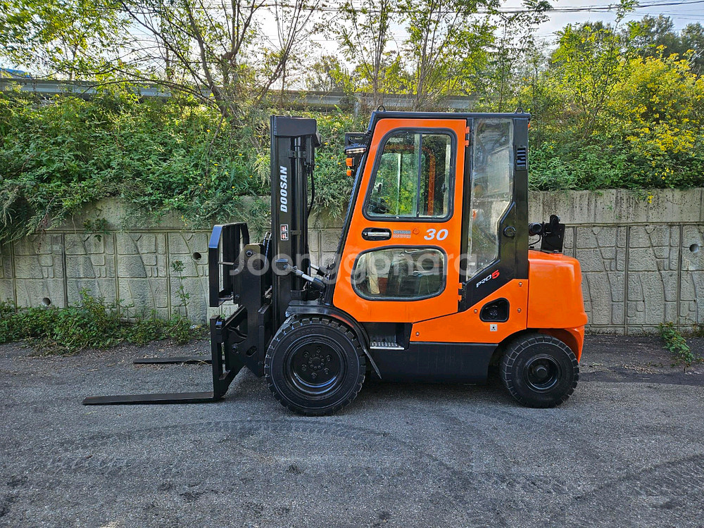 중고지게차 두산 D30S-5 디젤 3톤 힌지드 지게차--0
