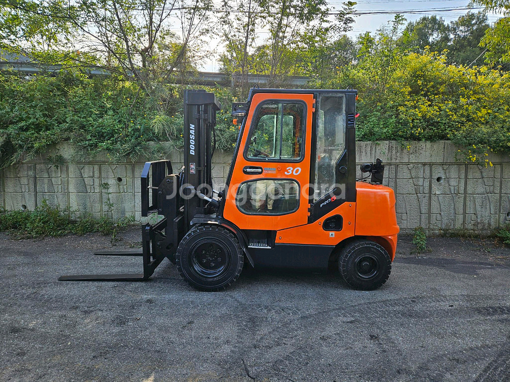중고지게차 두산 D30S-5 디젤 3톤 힌지드 지게차--1
