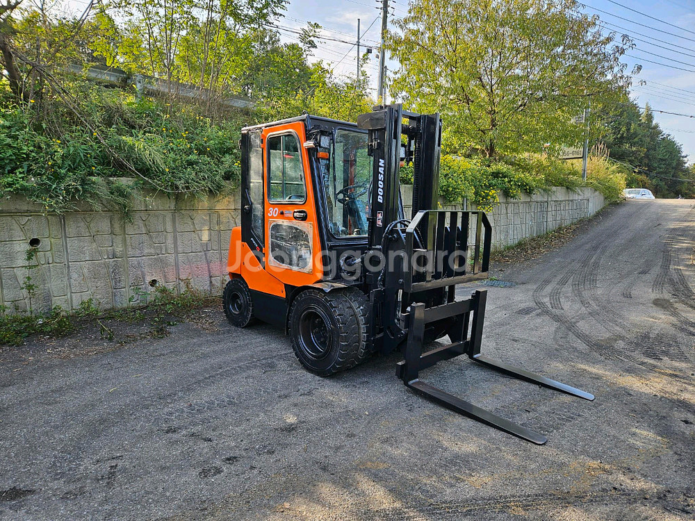 중고지게차 두산 D30S-5 디젤 3톤 힌지드 지게차--2