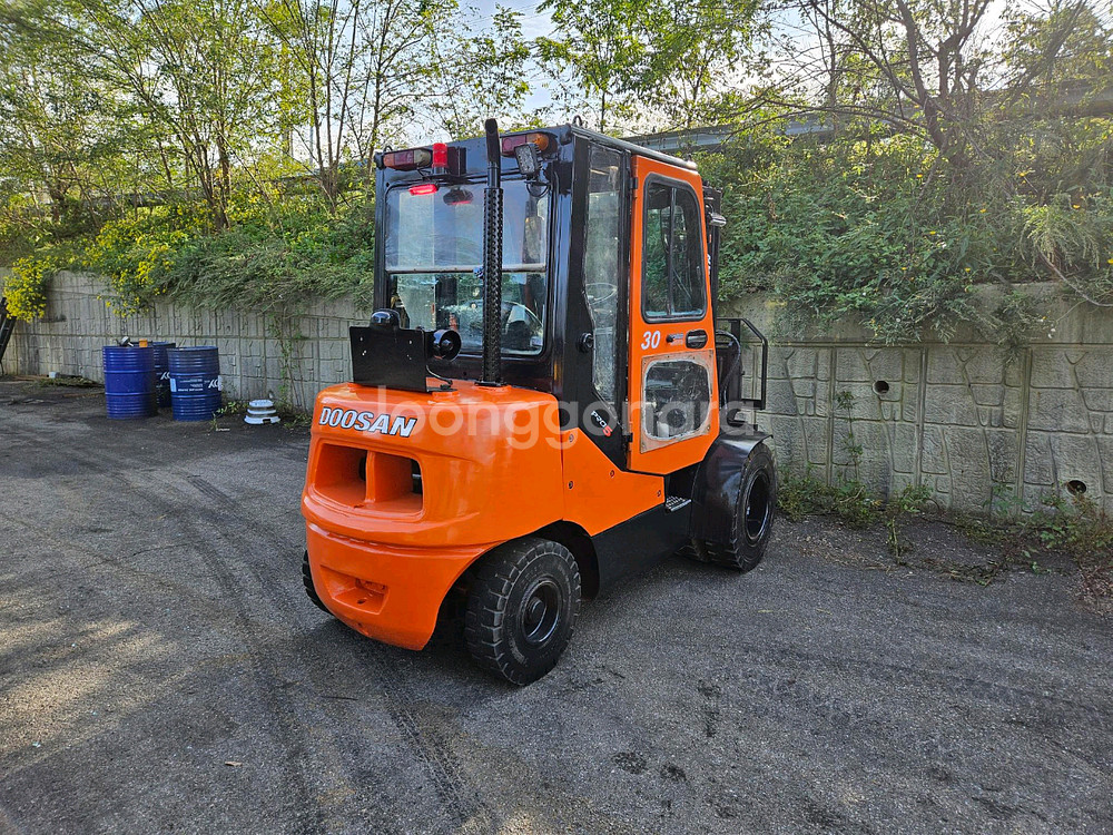 중고지게차 두산 D30S-5 디젤 3톤 힌지드 지게차--4