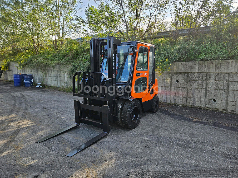 중고지게차 두산 D30S-5 디젤 3톤 힌지드 지게차--3