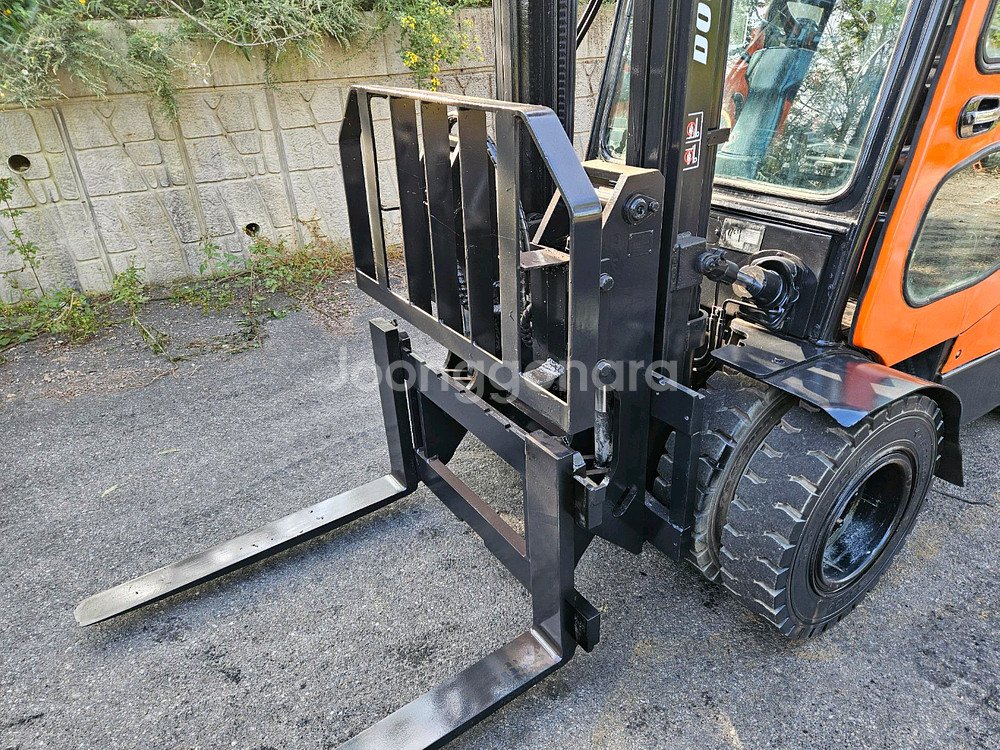 중고지게차 두산 D30S-5 디젤 3톤 힌지드 지게차--8