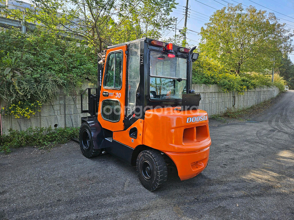 중고지게차 두산 D30S-5 디젤 3톤 힌지드 지게차--5