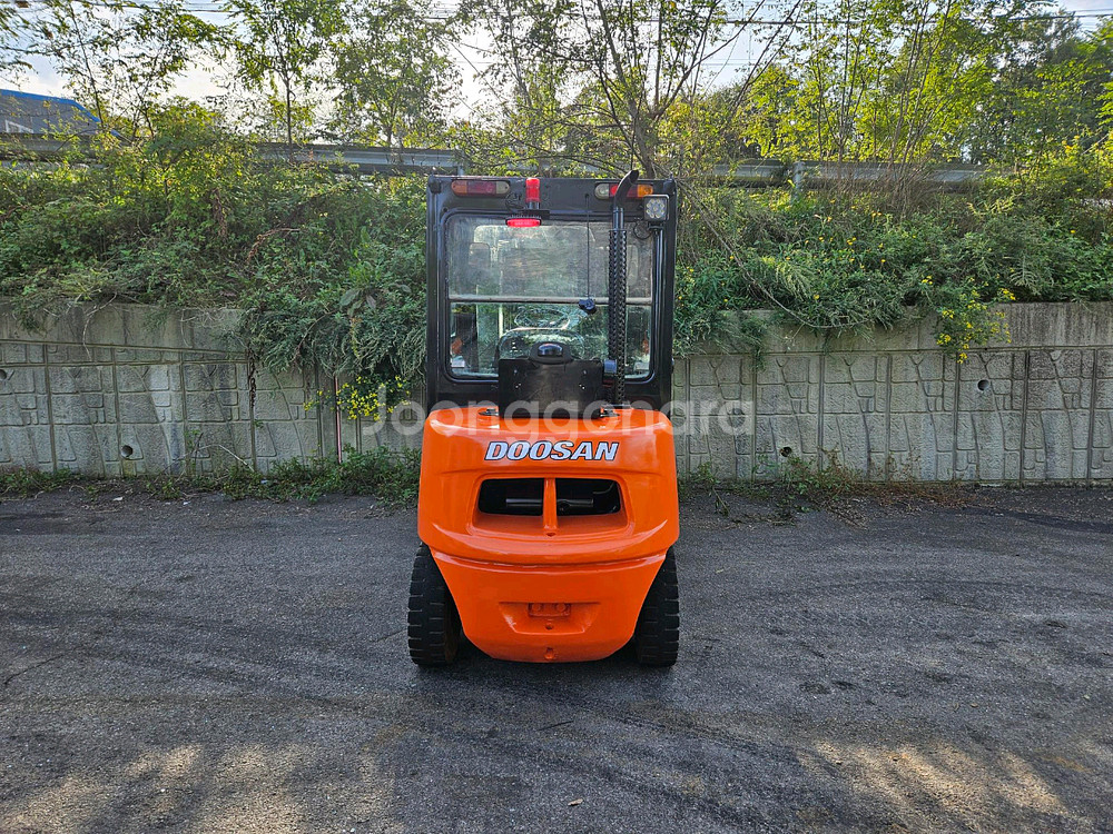 중고지게차 두산 D30S-5 디젤 3톤 힌지드 지게차--6