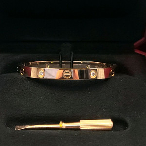 23년 까르띠에 러브팔찌 로즈골드 4P다이아 팝니다