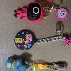 오징어게임 캐릭터 외 키링 3개 팝니다