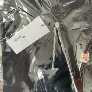 새상품 메종키츠네 하프 집 스웨트셔츠 판매합니다