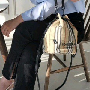 버버리 버킷백/크로스백 새상품급 정품(감정O)프라다구찌