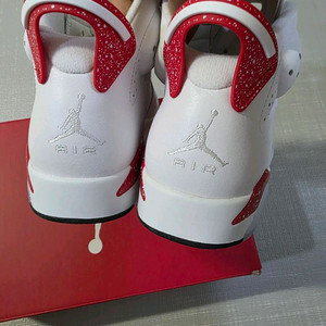 조던6 레트로 유니버시티 레드