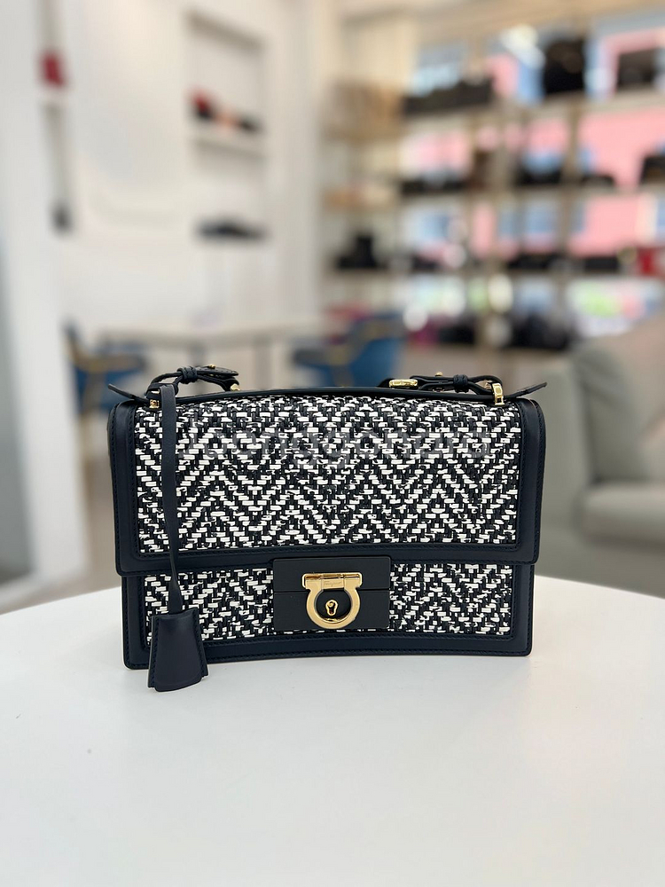 [중고명품 럭스올 울산점]페레가모 간치니 금장 에일린 숄더백--0