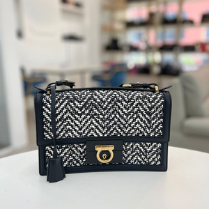 [중고명품 럭스올 울산점]페레가모 간치니 금장 에일린 숄더백