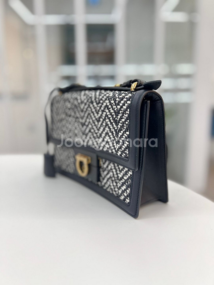 [중고명품 럭스올 울산점]페레가모 간치니 금장 에일린 숄더백--1