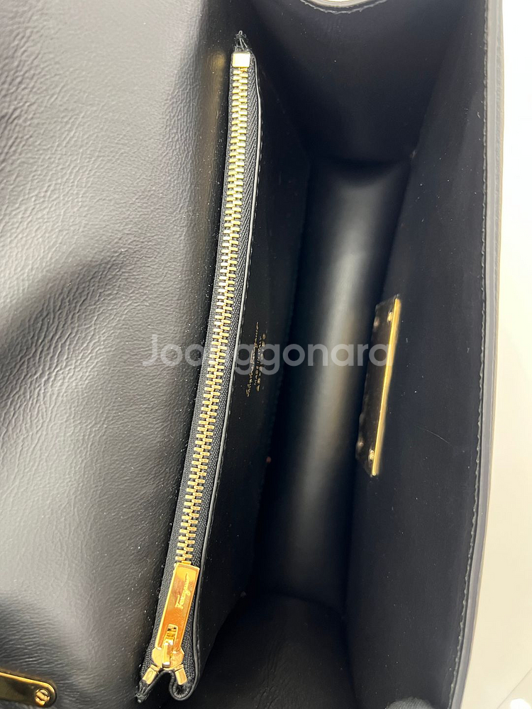 [중고명품 럭스올 울산점]페레가모 간치니 금장 에일린 숄더백--4